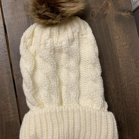 NWOT cream/white cable knit toque with pom pom - Picture 2 of 3